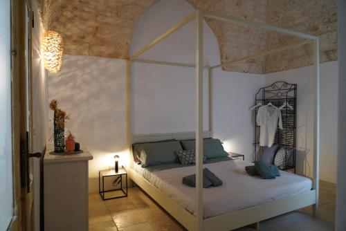 a bedroom with a canopy bed in a room at Il Biancospino - graziosa Dimora con VASCA in CAMERA in Ostuni