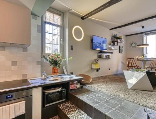 une cuisine avec un comptoir et un salon dans l'établissement C075-Old Town Cannes - Duplex Apartment, à Cannes