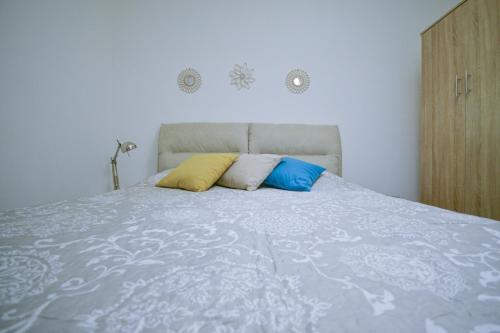 Postel nebo postele na pokoji v ubytování Colores in the red sea- חופשה מושלמת באילת