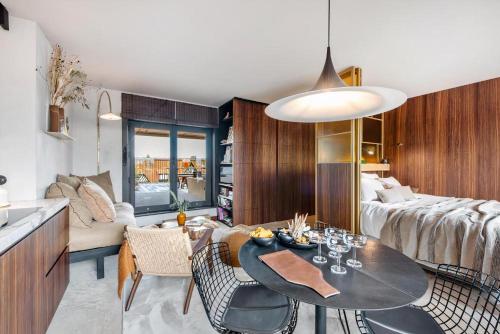 - un salon avec une table et un canapé dans l'établissement The Rooftop Suite Luxueuze bohemian Penthouse, à Nieuport