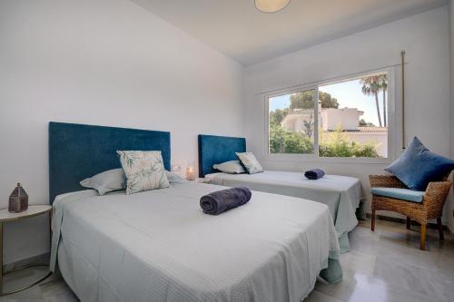 Postel nebo postele na pokoji v ubytování 076 - Relaxing 5 Bed Villa With Private Pool and Hot Tub