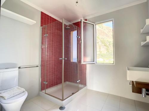 Un baño con ducha, inodoro y ventana. en Sunny Side by Atlantic Holiday, en Madalena do Mar