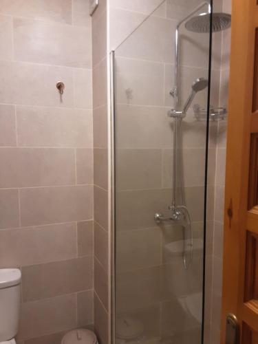 eine Dusche mit einer Glastür in einem Badezimmer in der Unterkunft Casa sol y mar in Vera
