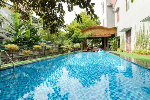 een groot blauw zwembad in een gebouw bij tam cốc relax homestay in Ninh Binh