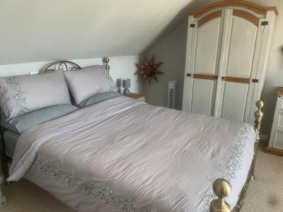 1 dormitorio con 1 cama blanca grande con almohadas azules en Deerpark en Padstow