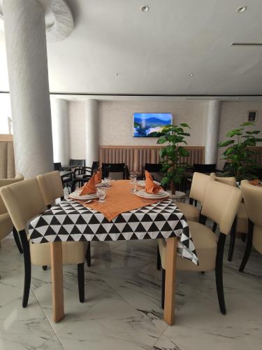 a dining room with a table and chairs at HOTEL CASTIYA in M'diq