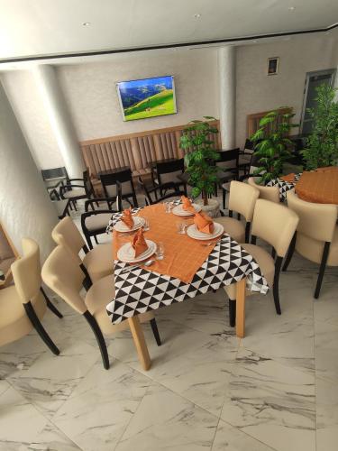 a dining room with a table and chairs at HOTEL CASTIYA in M'diq
