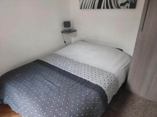 - un petit lit dans une petite chambre avec un matelas dans l'établissement bedroom, à Aix-les-Bains