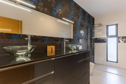 a bathroom with a sink and a mirror at Casa Mozart I in Estreito da Calheta