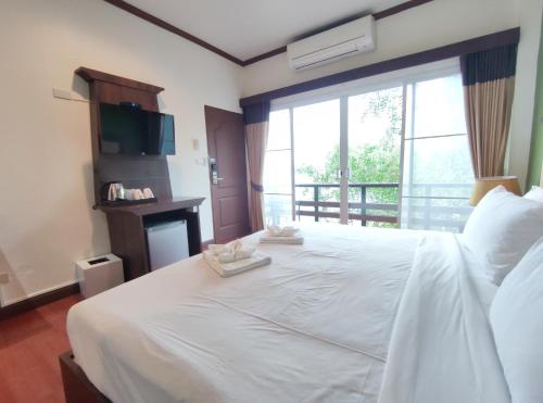 Una cama o camas en una habitación de Baantip Suantong