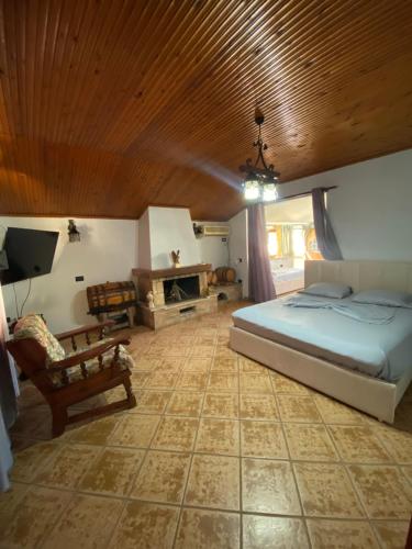 een slaapkamer met een bed en een houten plafond bij Apartment with view in Tirana