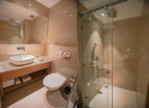 Un baño con ducha, inodoro y lavabo. en Country Inn Hall of Heritage Amritsar, en Amritsar