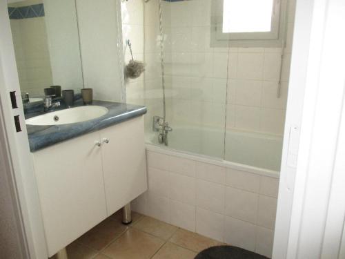 ein Badezimmer mit Waschbecken, Dusche und Badewanne in der Unterkunft résidence le hameau du moulin -- chemin de Gouny 24290 montignac- DORDOGNE in Montignac