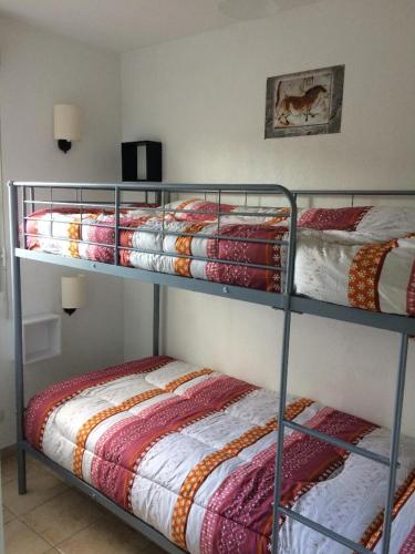 - 2 lits superposés dans un dortoir avec plusieurs draps dans l'établissement résidence le hameau du moulin -- chemin de Gouny 24290 montignac- DORDOGNE, à Montignac