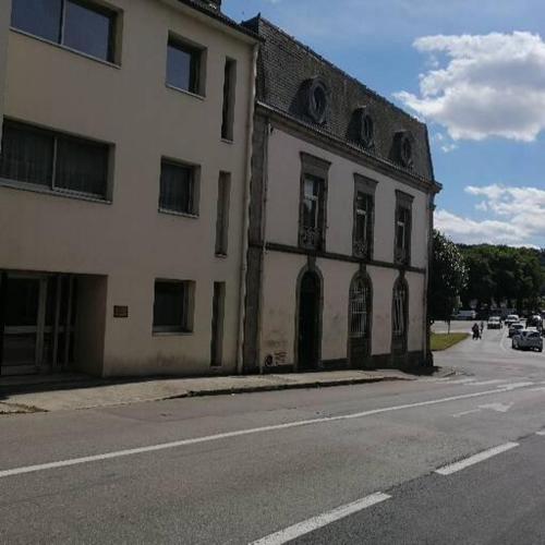 an old building on the side of a street at Appartement T3 vue sur rivière, 2 chambres 65M2 in Châteaulin