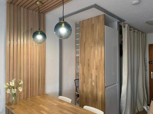 Zdjęcie z galerii obiektu JADE - Appartement climatisé vue et accès mer privé w mieście La Seyne-sur-Mer