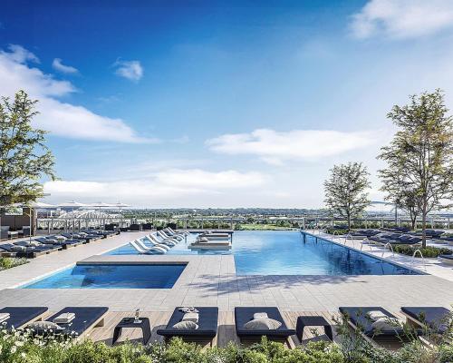 a swimming pool with chaise lounge chairs and a pool at Four Seasons Hotel Nashville in Nashville