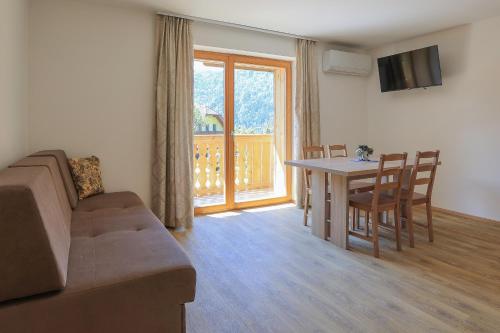 sala de estar con sofá y mesa en Apartments Mulej, en Bled