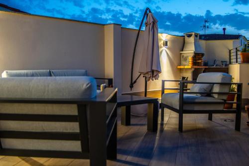 1 dormitorio con 1 cama, 1 mesa y 1 silla en Apartamentos Turísticos El Altozano, en Fuentes de León