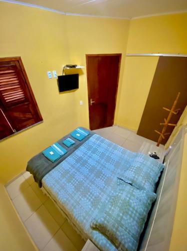 a bedroom with a blue bed in a room at Pousada e Chalés Recantos do Mar in Barra Grande
