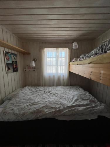 En eller flere køyesenger på et rom på Hjemmekoselig hytte med fantastisk utsikt
