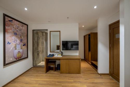 a room with a desk and a television in it at Hai Trieu Hotel in Da Nang