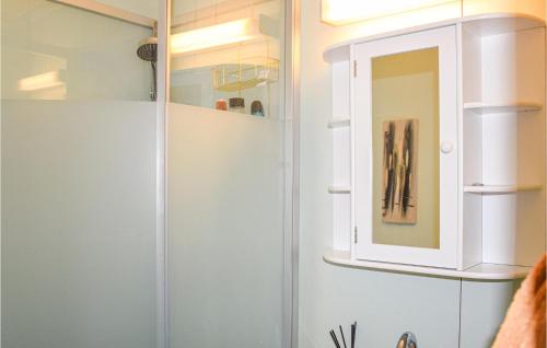 Koupelna v ubytování Cozy Apartment In Gol With Kitchen