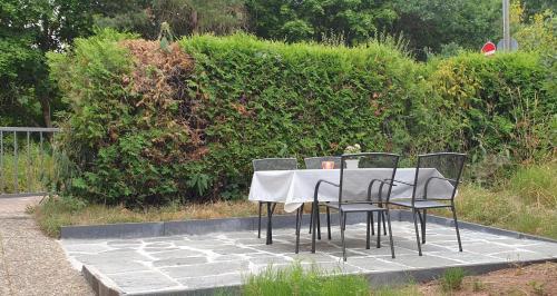 a table and chairs sitting on a patio at Ferienhaus Am Heidebad in Schmelz