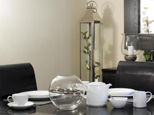 uma mesa de jantar com uma taça de vidro sobre uma mesa em Windfalls Boutique Hotel em Crawley