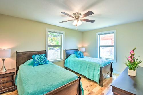 En eller flere senge i et værelse på Convenient Murphy Cabin with Amazing Mtn Views!
