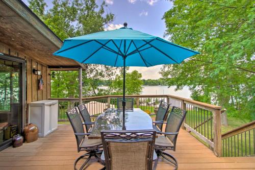 Μπαλκόνι ή βεράντα στο Year-Round Waterfront Getaway Lake Access and Dock!