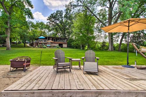 Κήπος έξω από το Year-Round Waterfront Getaway Lake Access and Dock!