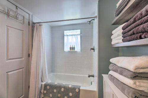 Bathroom sa Pet-Friendly Greenville Home with Private Yard