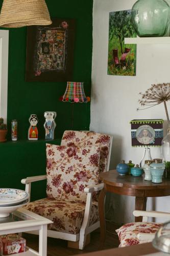 a green room with a chair and a table at B&B La Terre Brûlée in Aigues-Mortes