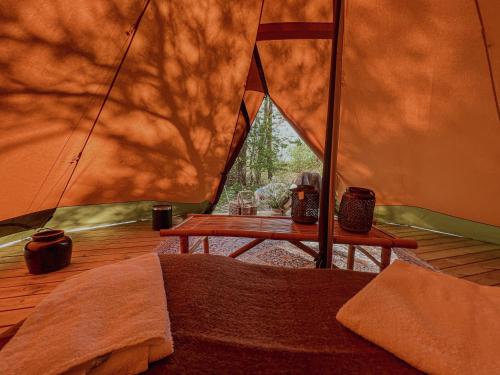 Giường trong phòng chung tại Naturlig på Korsgården Glamping