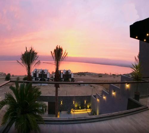 a view of the sunset from the roof of a building at laperla chalet villa di lusso deadsea in Sowayma