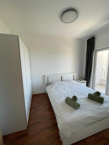 ein Schlafzimmer mit einem Bett mit zwei Handtüchern darauf in der Unterkunft Apartmani Miliša in Primošten