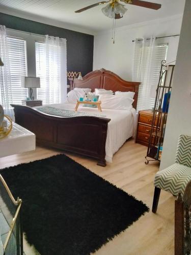拉斯頓的住宿－Restful，一间卧室配有一张大床,上面有桌子