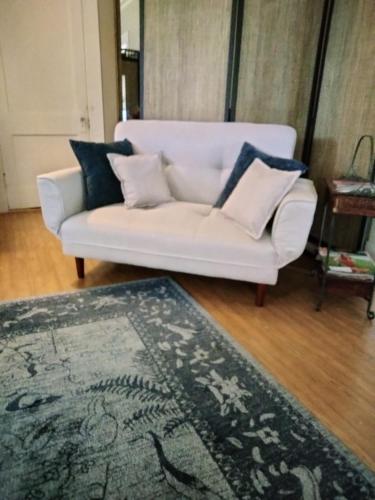 拉斯頓的住宿－Restful，客厅里设有一张白色沙发,铺着地毯