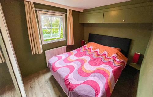 Säng eller sängar i ett rum på Amazing stacaravan In Beekbergen With Kitchen