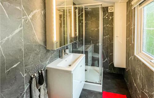 Ett badrum på Amazing stacaravan In Beekbergen With Kitchen