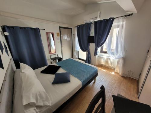 Postel nebo postele na pokoji v ubytování Le Cérétan Hôtel