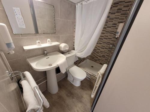 Koupelna v ubytování Le Cérétan Hôtel