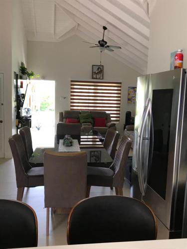 Ruang duduk di Newly built , Sweet Oasis
