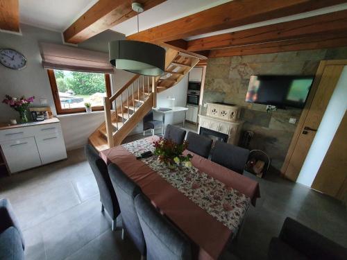 a dining room with a table and a kitchen at Domki Niesiołowice in Niesiołowice