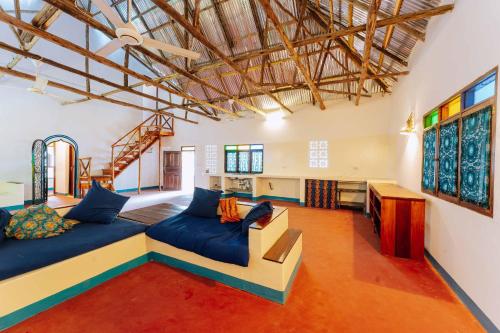 sala de estar amplia con sofá azul y mesa en Mchanga Zanzibar, en Pwani Mchangani