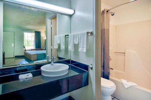 Ένα μπάνιο στο Motel 6-Grand Rivers, KY