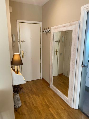 an empty room with a mirror and a bathroom at Petit Rosselló in Barcelona