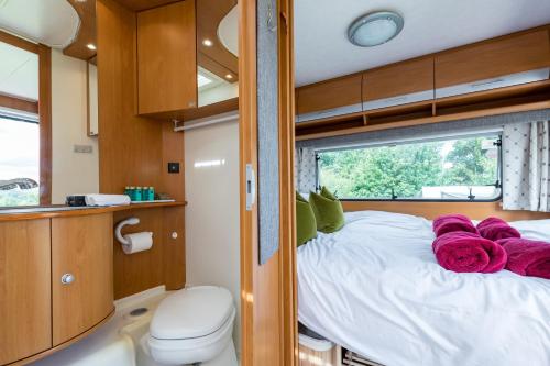 Foto dalla galleria di Cosy Caravan on Luxury Campsite a Hulme End