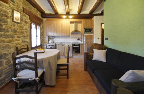 a living room with a table and a couch at Casa Rural Perico in Fiscal